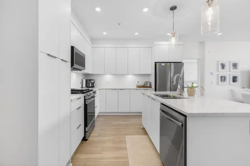 503 22633 SELKIRK AVENUE - photo 2 of 40