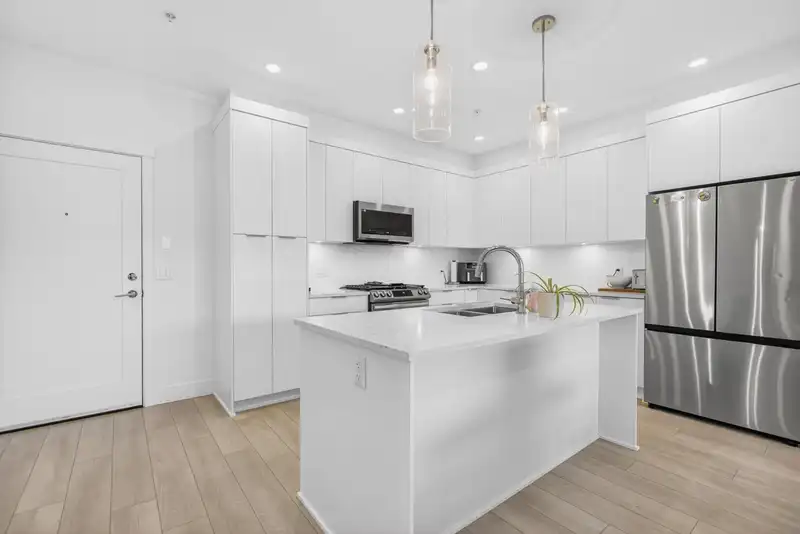 503 22633 SELKIRK AVENUE - photo 3 of 40