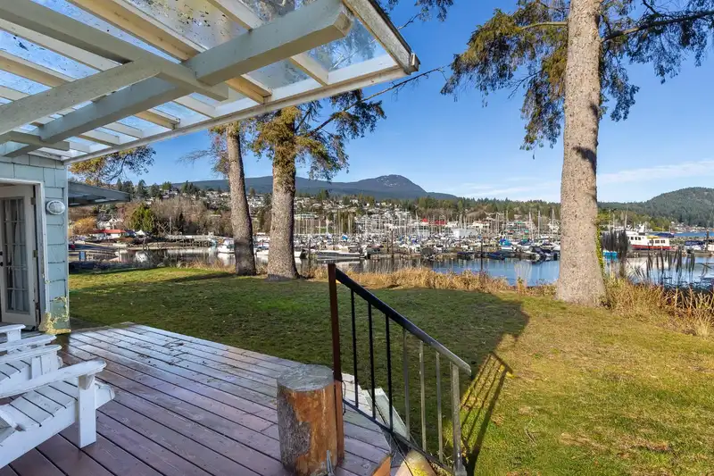 636 BAY ROAD - photo 4 of 22