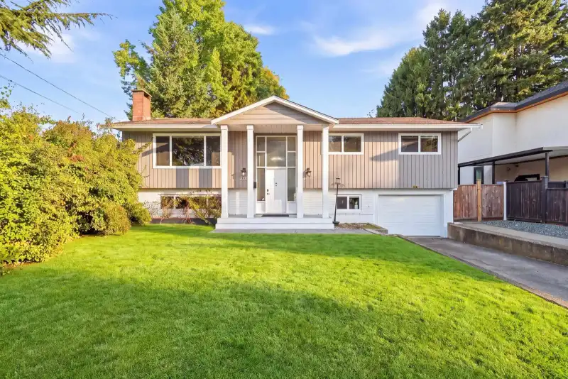 11781 84A AVENUE - photo 1 of 32