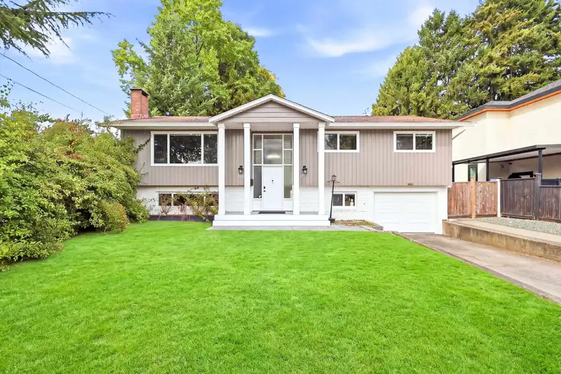 11781 84A AVENUE - photo 2 of 32