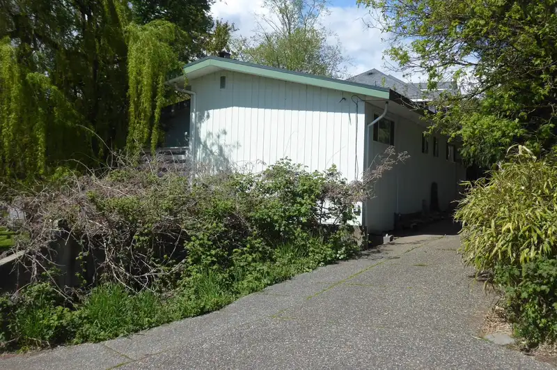 5471 184 STREET - photo 2 of 6