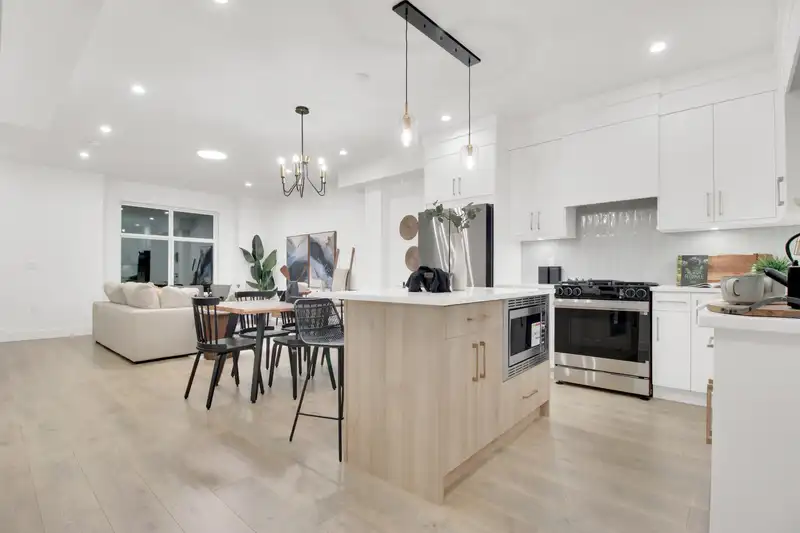 22 12770 105 AVENUE - photo 2 of 35