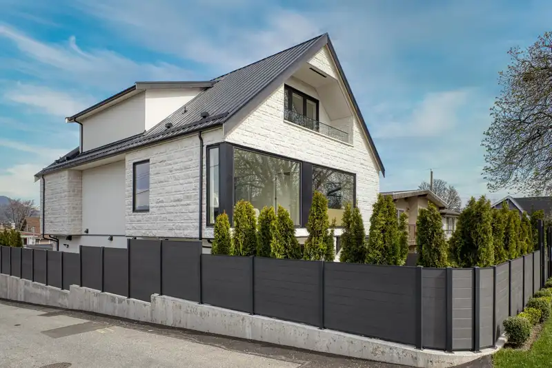 1 2425 KITCHENER STREET - photo 2 of 32