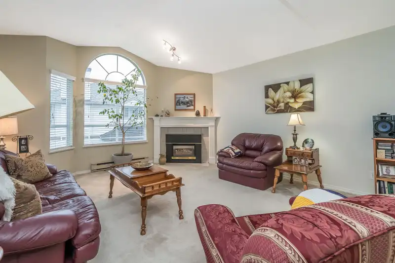 216 13895 102 AVENUE - photo 3 of 32