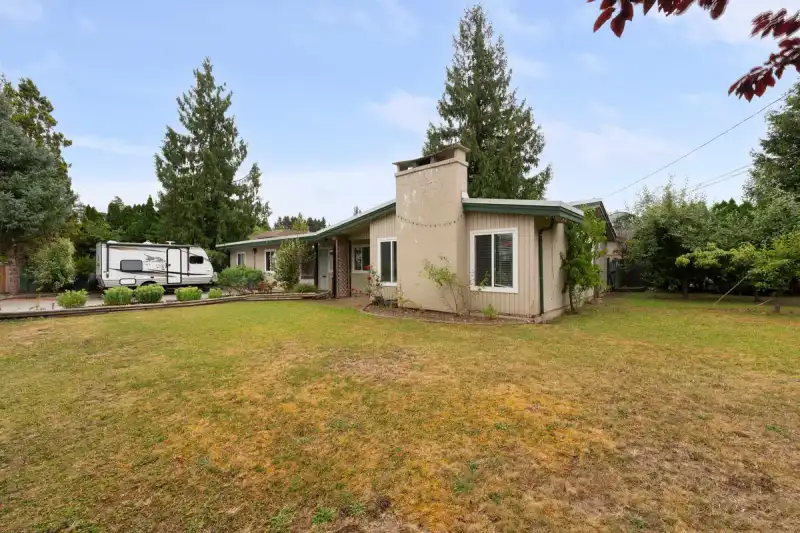 22702 123 AVENUE - photo 1 of 36