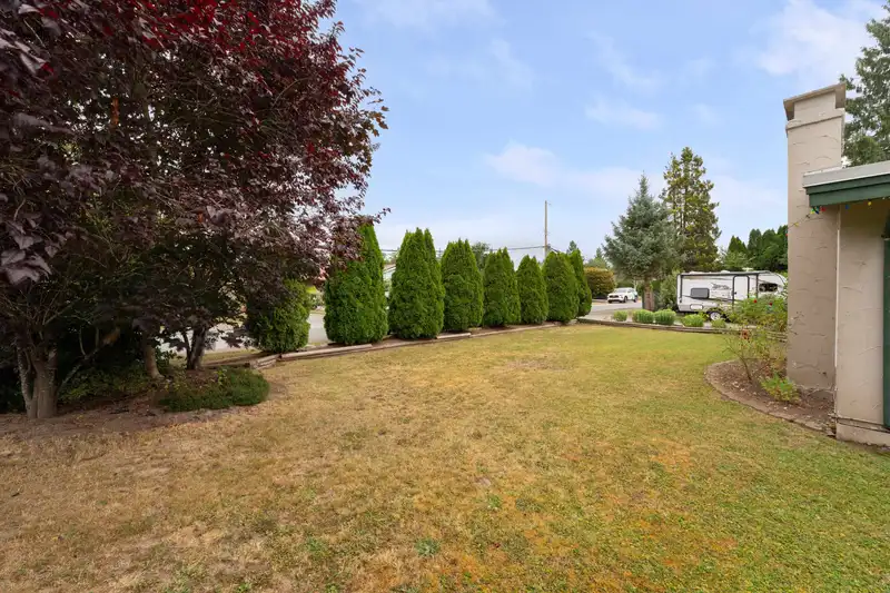 22702 123 AVENUE - photo 4 of 36