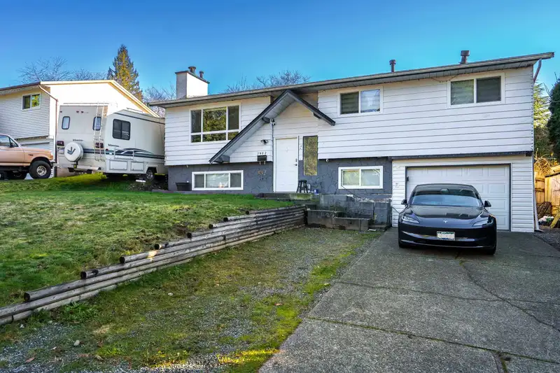 7902 HERON STREET - photo 4 of 33