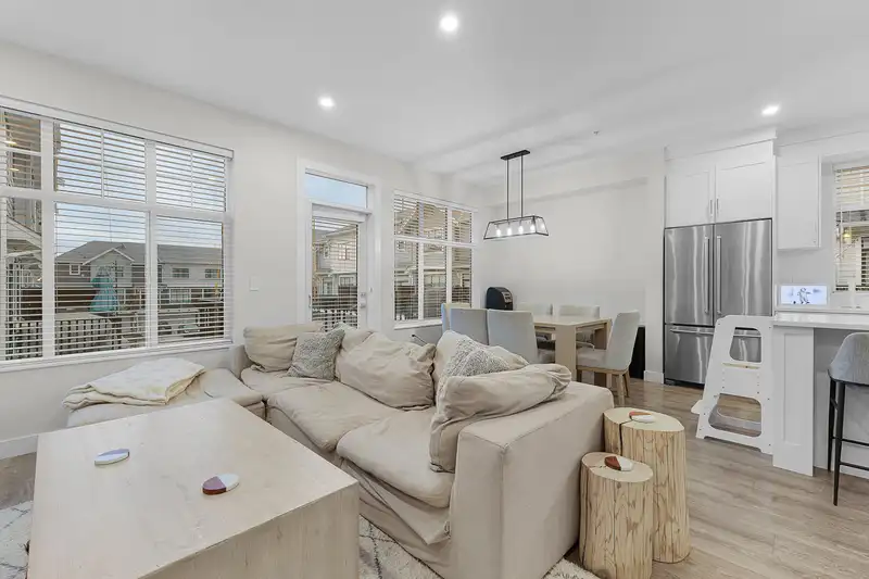 24 20327 72B AVENUE - photo 3 of 32