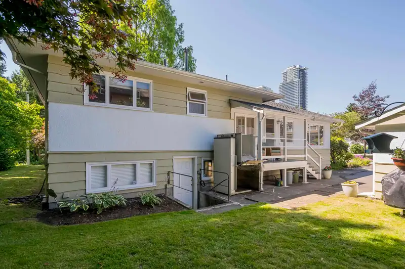 541 COCHRANE AVENUE - photo 2 of 34