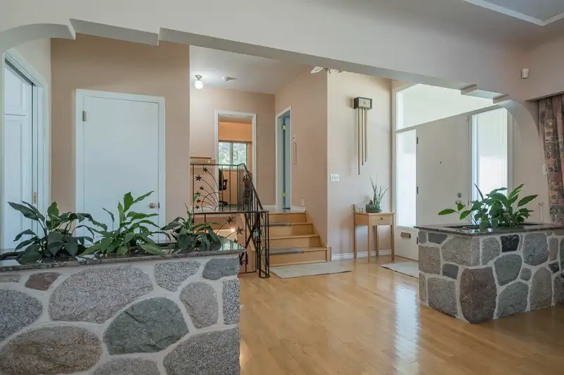 541 COCHRANE AVENUE - photo 4 of 34