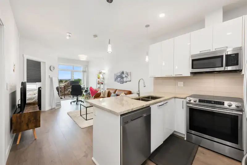 516 20686 EASTLEIGH CRESCENT - photo 1 of 15