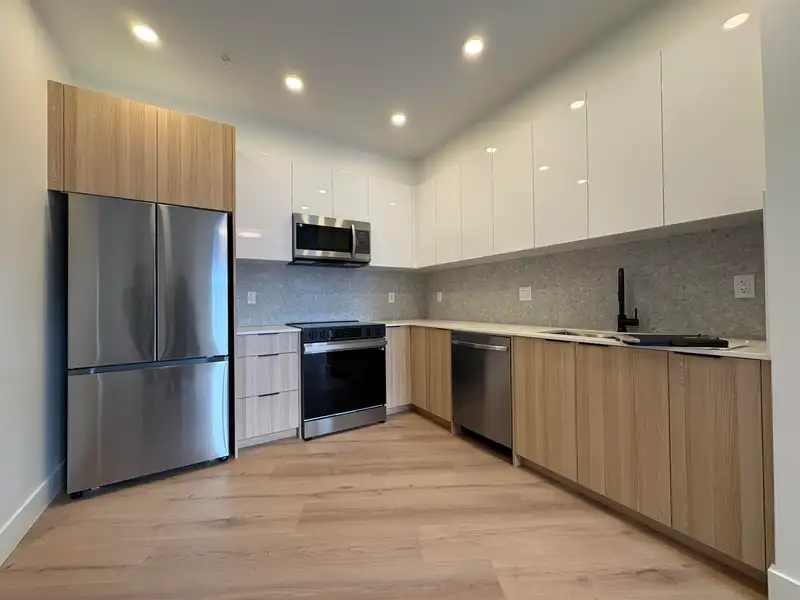 622 20769 FRASER HIGHWAY - photo 1 of 7