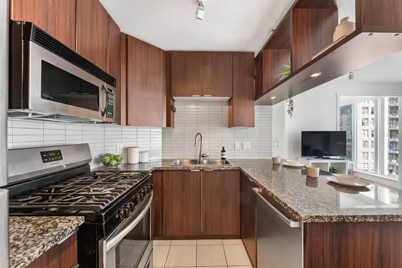 1002 1010 RICHARDS STREET - photo 4 of 25