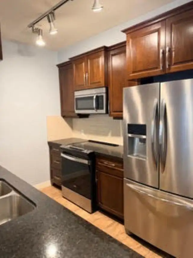209 11887 BURNETT STREET - photo 2 of 5