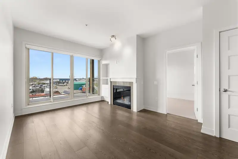 209 6160 LONDON ROAD - photo 3 of 40
