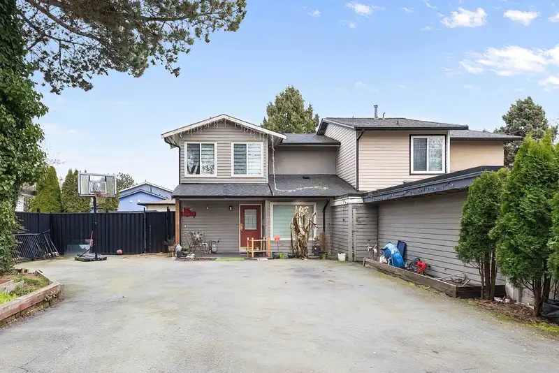 6860 134 STREET - photo 2 of 37