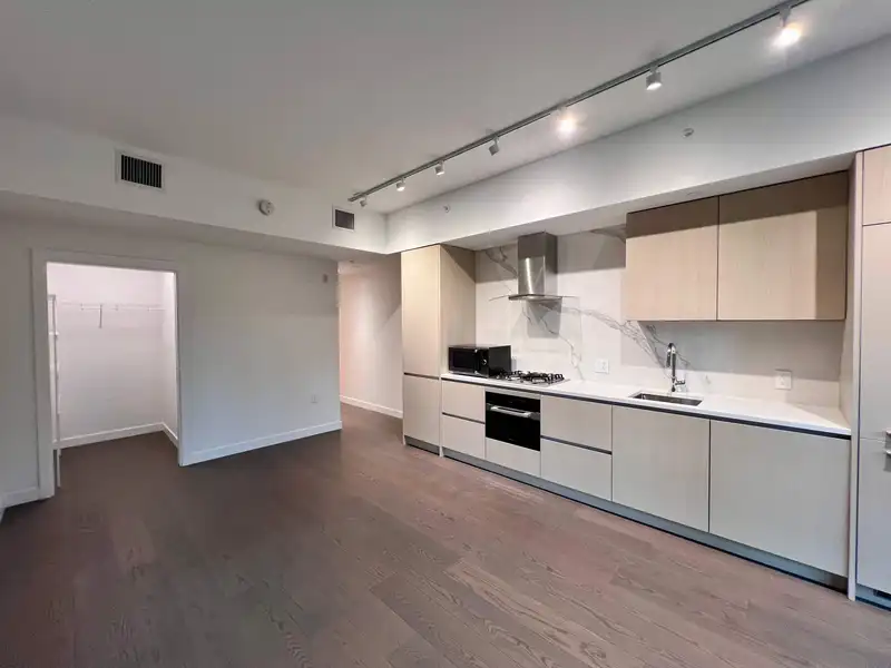 210 5168 CAMBIE STREET - photo 3 of 19