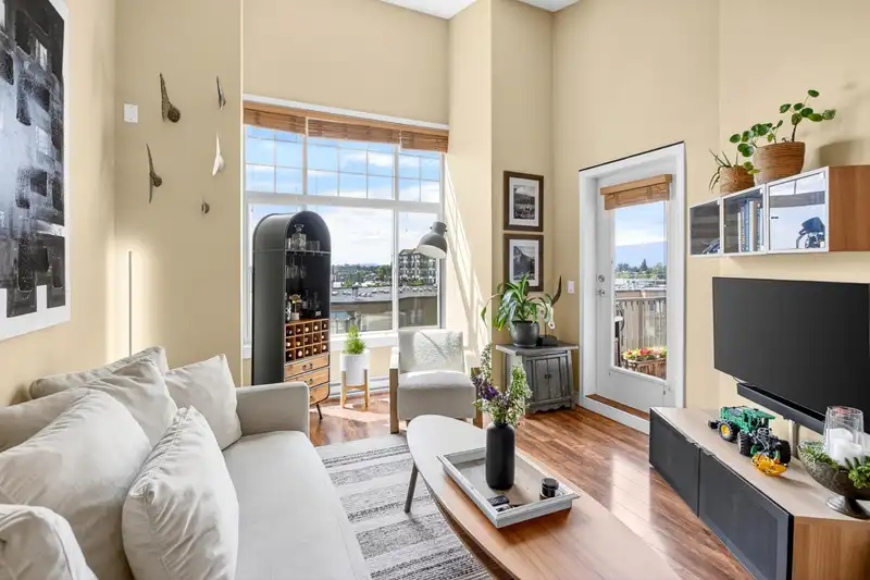 410 11887 BURNETT STREET - photo 3 of 39