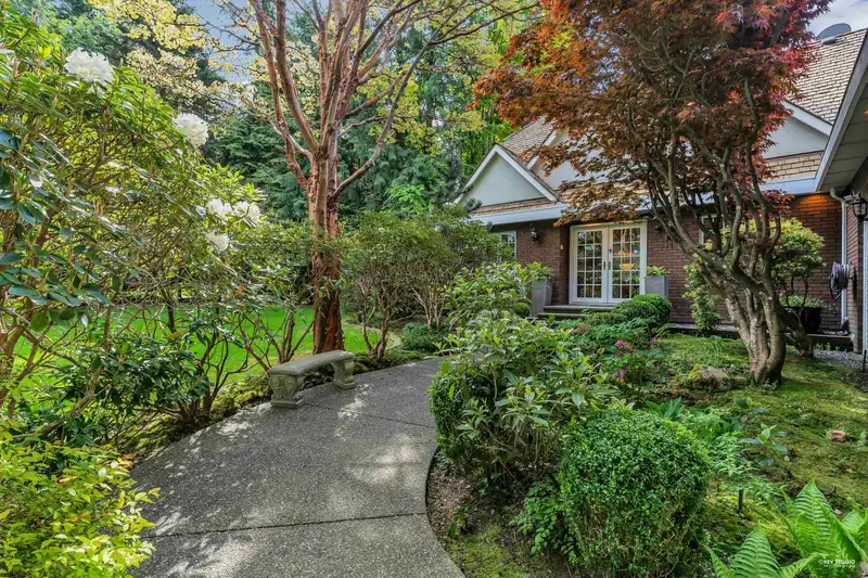 14042 28 AVENUE - photo 2 of 37