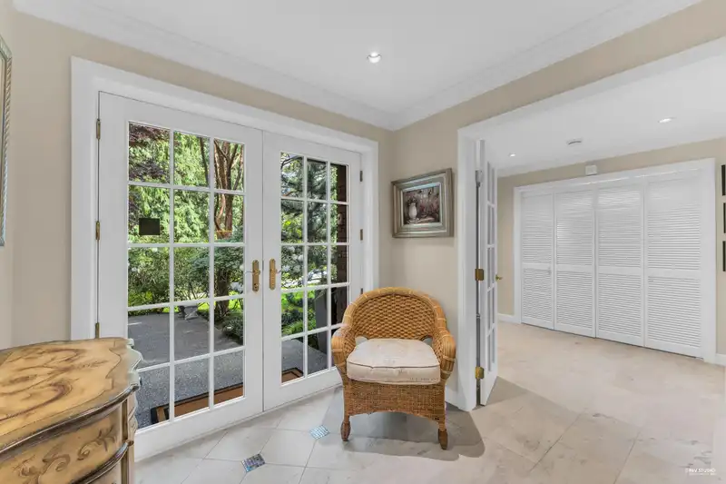 14042 28 AVENUE - photo 4 of 37