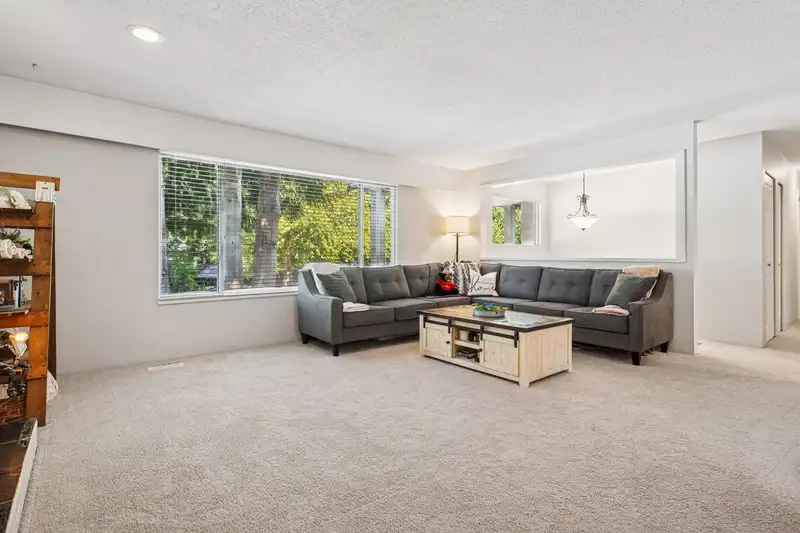 19674 47 AVENUE - photo 4 of 40