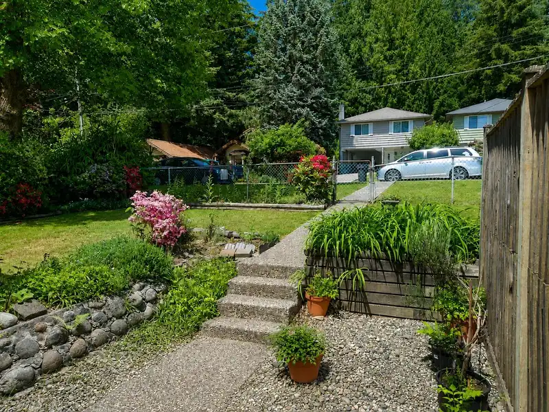 1555 BURRILL AVENUE - photo 3 of 40