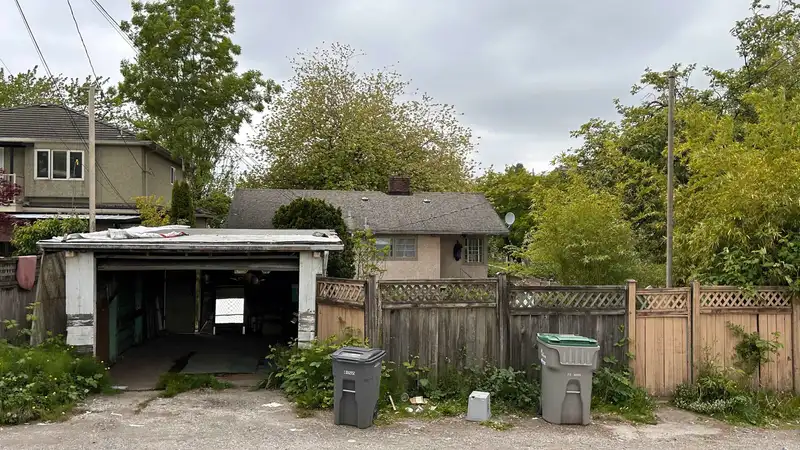 2306 RUPERT STREET - photo 4 of 19