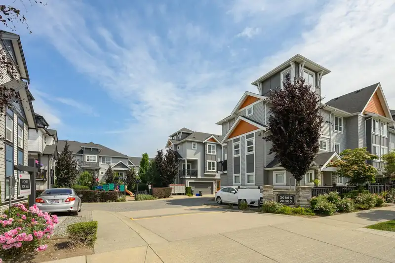 51 20860 76 AVENUE - photo 2 of 31