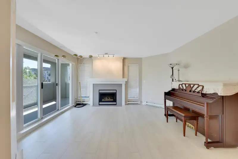 302 20110 MICHAUD CRESCENT - photo 2 of 31