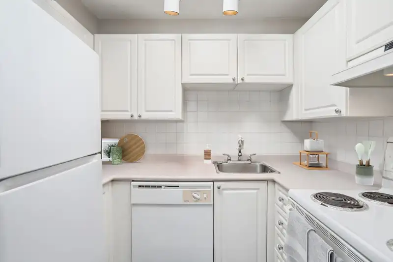 PH3 4113 FRASER STREET - photo 4 of 10