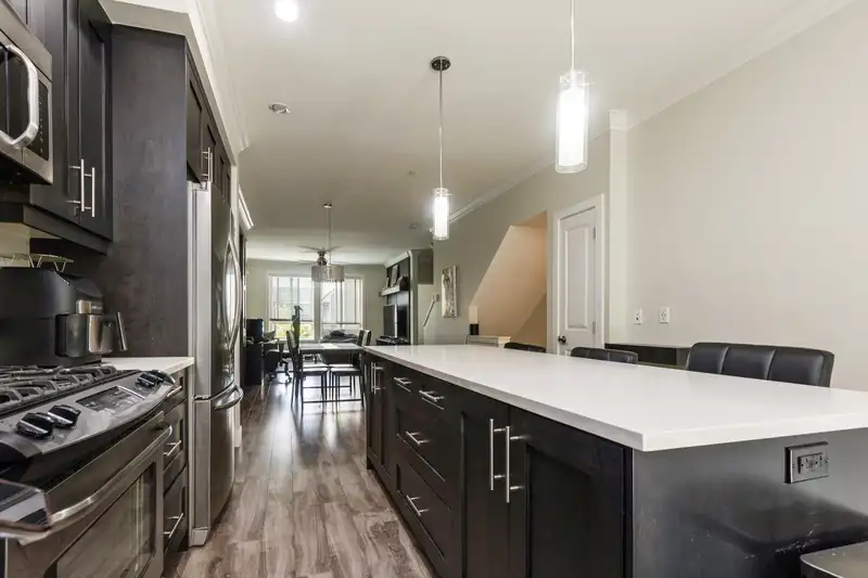 10 19913 70 AVENUE - photo 3 of 38