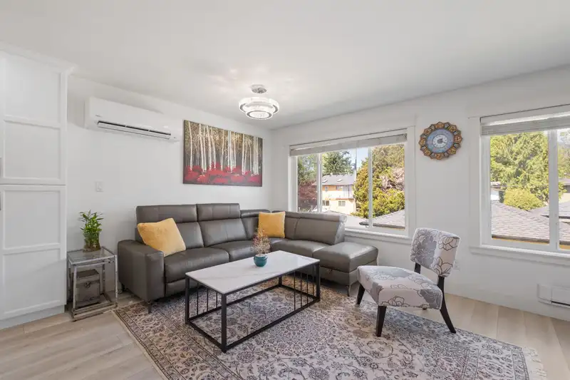 318 W 18TH STREET - photo 3 of 36