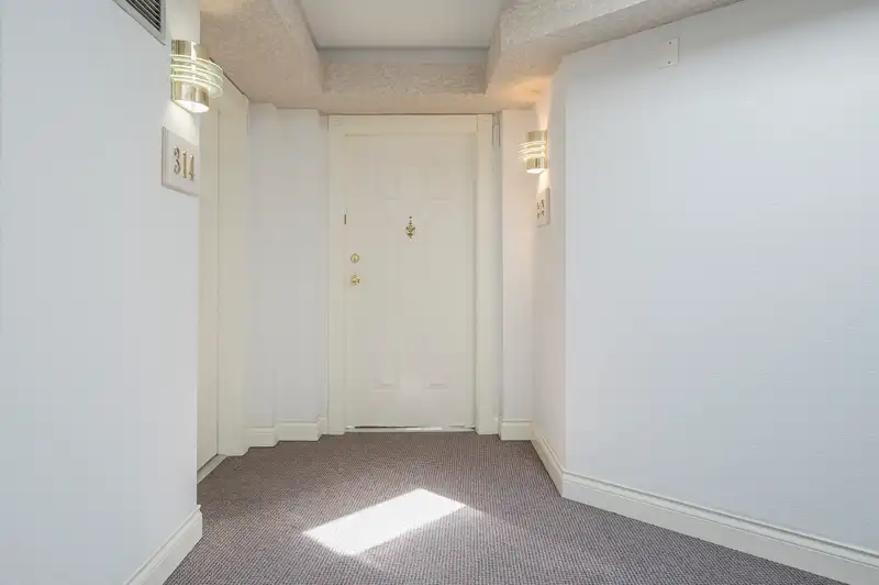 313 5375 205 STREET - photo 4 of 39