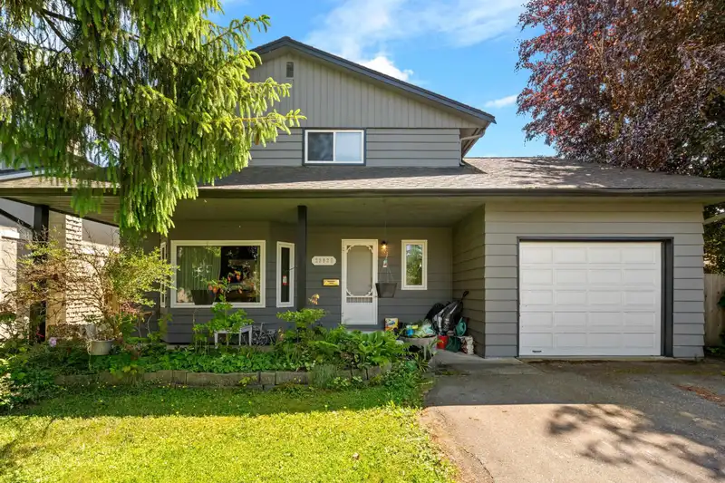 20820 51 AVENUE - photo 3 of 28