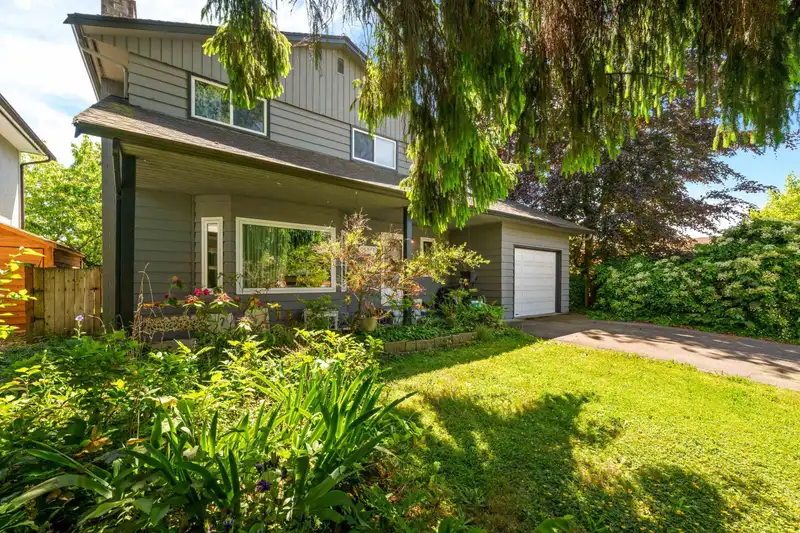 20820 51 AVENUE - photo 4 of 28