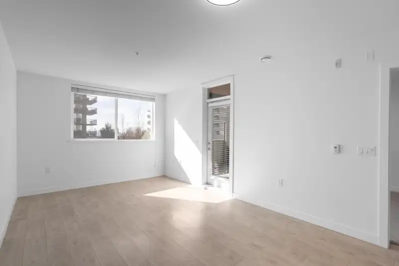 202 108 E 8TH STREET - photo 3 of 34