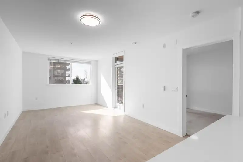 202 108 E 8TH STREET - photo 4 of 34