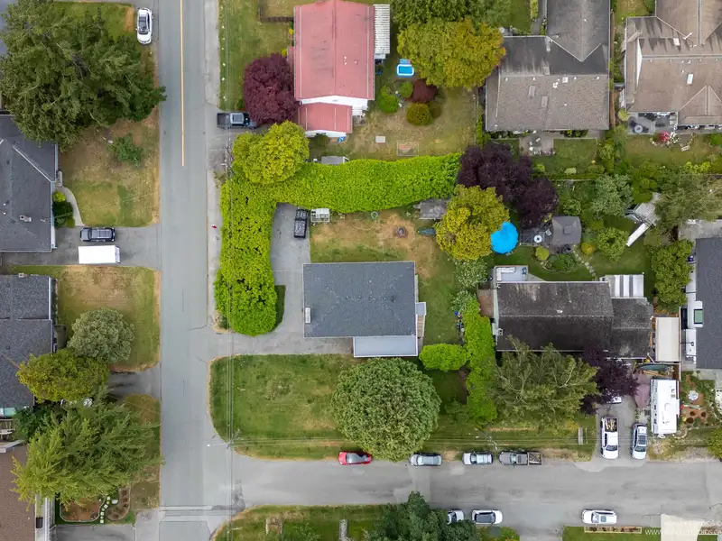 4865 11A AVENUE - photo 2 of 32