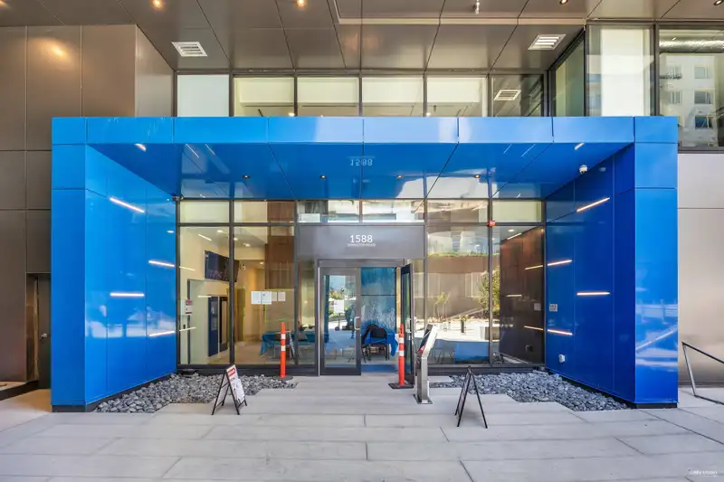 2304 1588 JOHNSTON ROAD - photo 3 of 38