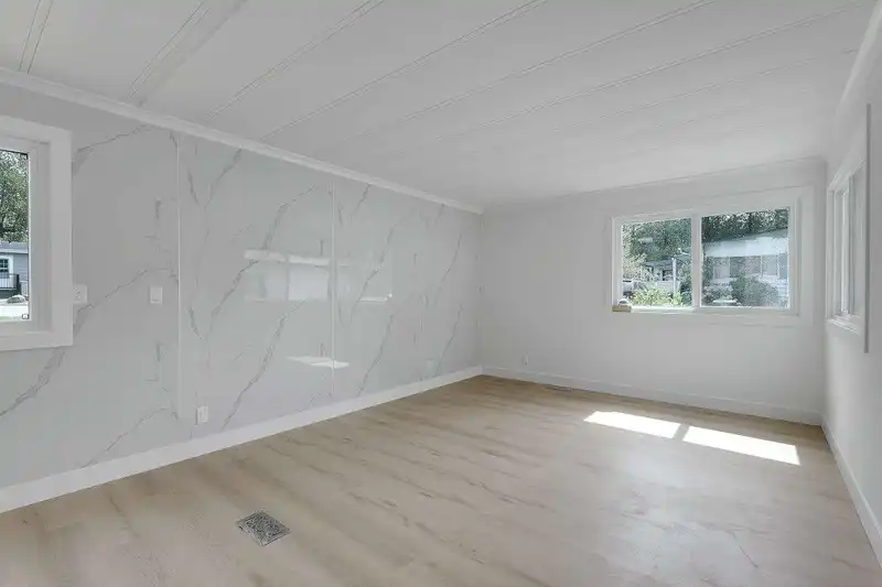 77 8220 KING GEORGE BOULEVARD - photo 2 of 27