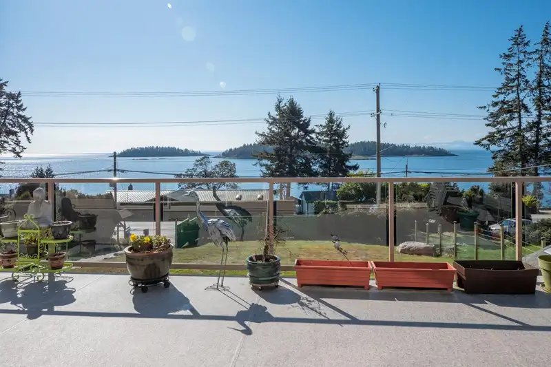 6682 SUNSHINE COAST HIGHWAY - photo 2 of 36