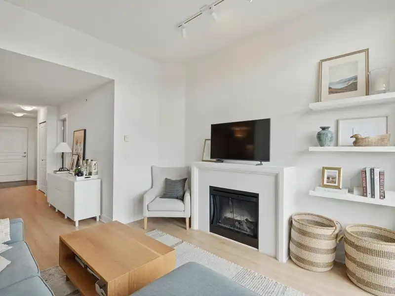 414 738 E 29TH AVENUE - photo 4 of 36