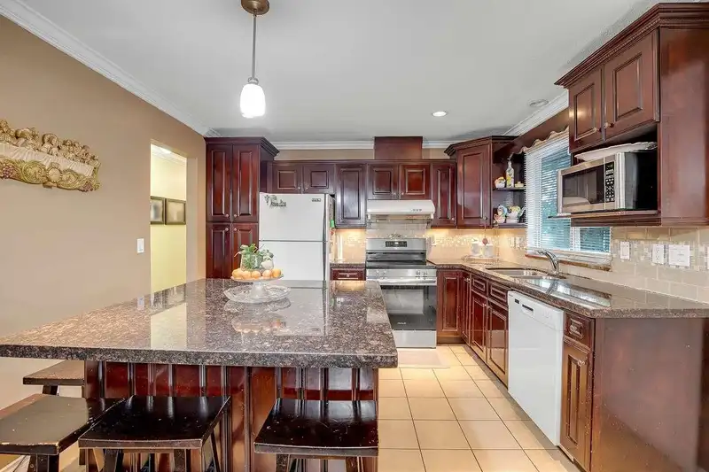 8825 160 STREET - photo 2 of 33