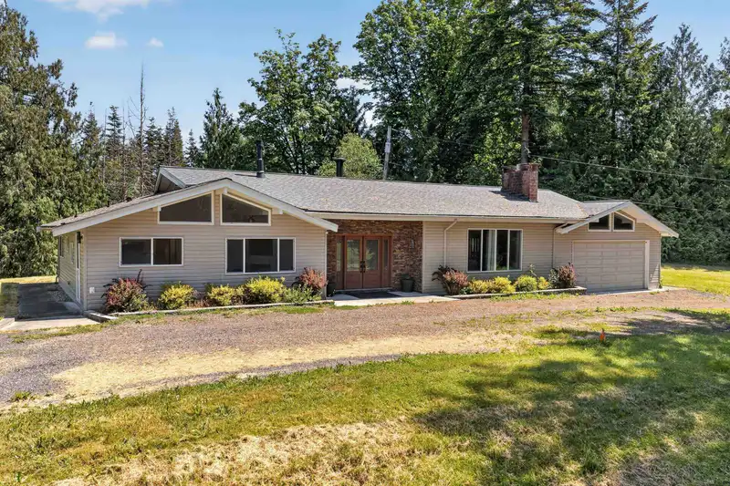 22065 102 AVENUE - photo 1 of 24