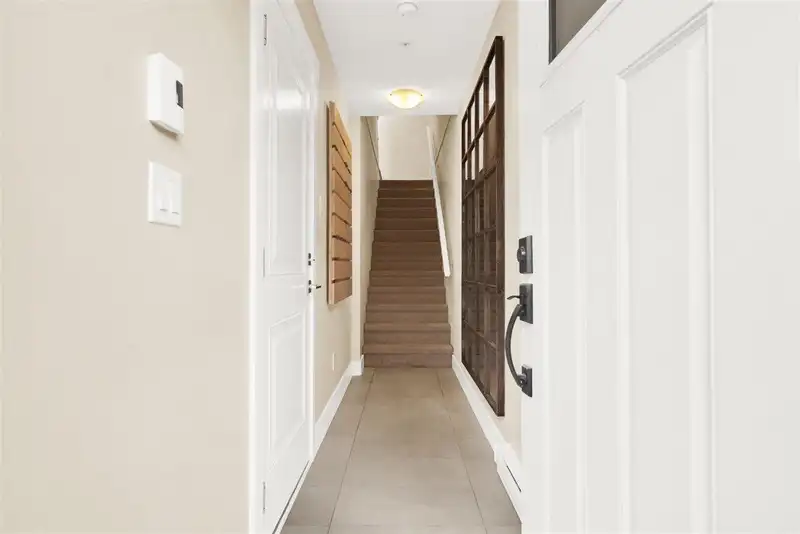 97 20498 82 AVENUE - photo 4 of 28