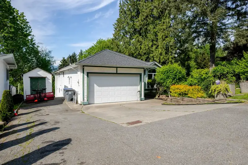 13747 115 AVENUE - photo 2 of 28