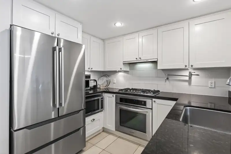 208 9373 HEMLOCK DRIVE - photo 3 of 24