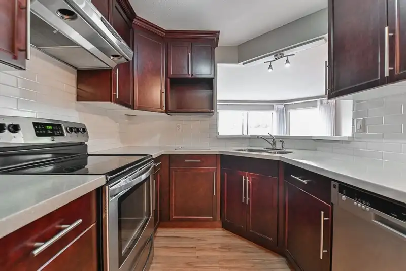 207 33233 BOURQUIN CRESCENT - photo 3 of 29