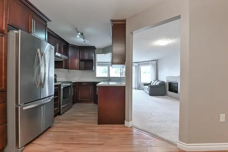 207 33233 BOURQUIN CRESCENT - photo 4 of 29